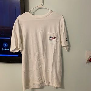 Men’s short sleeve white vineyard vines tee